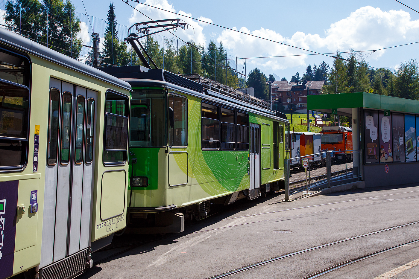 TPC 125 Jahre BVB! (Les TPC célèbrent les 125 ans du BVB!):
Der tpc BVB BDeh 4/4 82 „Ollon“ fährt am 10 September 2023 in Villars-sur-Ollon mit dem Pendelzug (mit BVB B 62 und BVB Bt 64) von der Abstellgruppe auf das Gleis 3. 