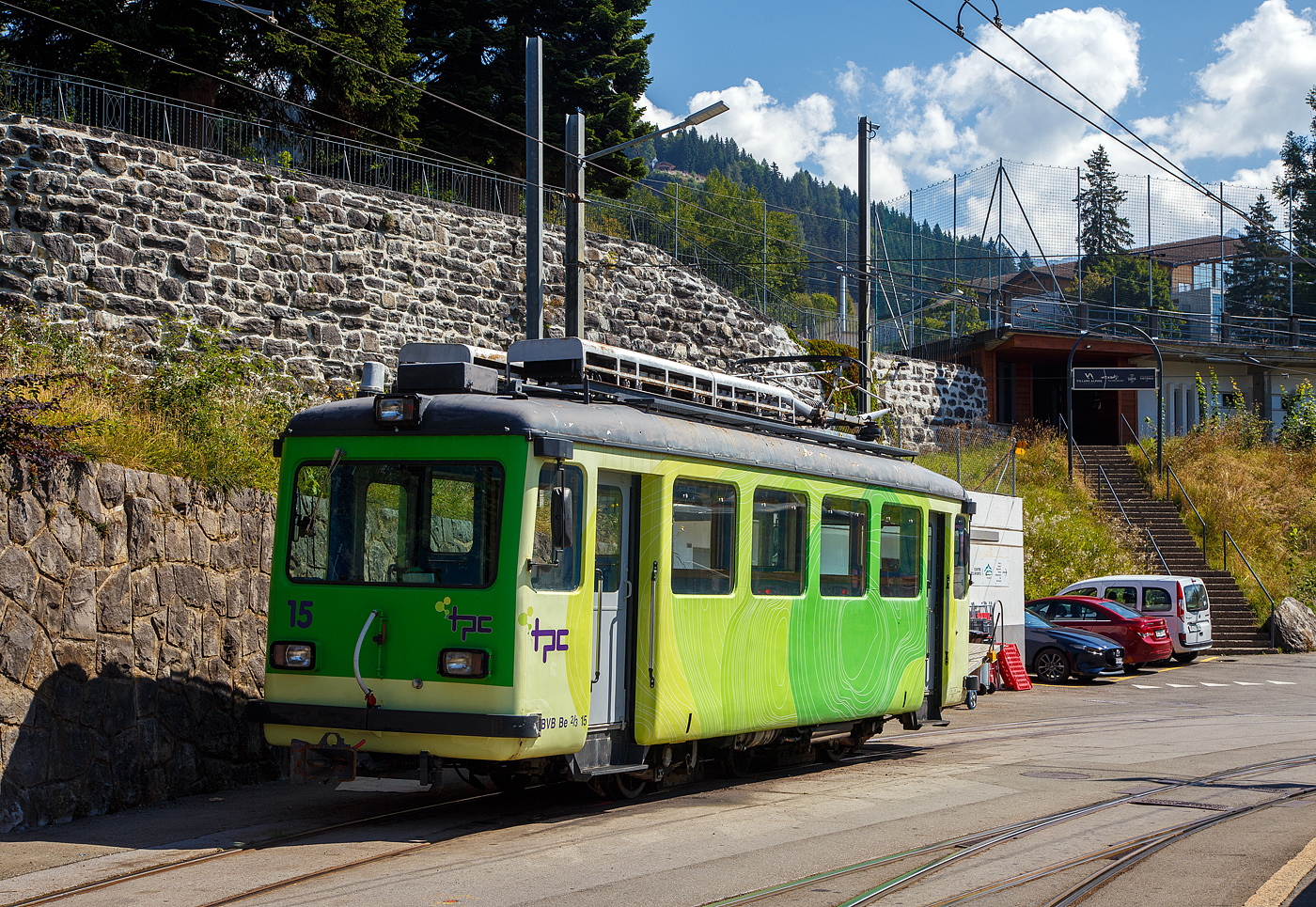 TPC 125 Jahre BVB! (Les TPC célèbrent les 125 ans du BVB!):
Der dreiachsige Triebwagen TPC BVB Be 2/3 - 15 ist am 10.September 2023 in Villars-sur-Ollon abgestellt, hier wird er noch öfter zum Rangierdienst eingesetzt.

Der dreiachsige Triebwagen (Straßenbahntriebwagen) wurde 1948 von SWS (Schweizerische Wagons- und Aufzügefabrik AG) in Schlieren gebaut, die elektrische Ausrüstung ist von der MFO (Maschinenfabrik Oerlikon). Geliefert wurde er für den reinen Adhäsions-Straßenbahnbetrieb der BVB - Bex–Villars–Bretaye-Bahn. 

TECHNISCHE DATEN:
Spurweite: 1.000 mm
Achsfolge: A' 1' A'
Inbetriebsetzung: 1948
Länge über Puffer: 10.730 mm
Gewicht: 15,0 t
Höchstgeschwindigkeit: 40 km/h
Maximale Neigung: 57 ‰ (Adhäsion)
Sitzplätze: 29
Stehplätze: 32
Fahrleitungsspannung: 750 V = (heute 1500 V =)
Kupplung: +GF+

Für das 3,3 Kilometer lange Teilstück Bex–Bévieux und den 5,6 Kilometer langen Abschnitt Gryon – Villars-sur-Ollon – (bis 1961bis Chesières) wurden Straßenbahn Triebwagen beschafft. Die neusten Triebwagen waren die Be 2/3 Nr. 15 und 16, die 1948 von SWS und MFO geliefert wurden und bis zur Einstellung des Trambetriebs (1961) im Einsatz standen. Zudem konnten die BVB Motorwagen von Straßenbahnbetrieben erwerben, wie der Be 2/2 Nr. 9 der Verkehrsbetriebe Zürich oder der 1948 übernommene Be 2/2 Nr. 9 der eingestellten Straßenbahn Biel.

Die Abschnitt Bex–Bévieux wurde von Beginn an als Straßenbahn betrieben. Bis zum 15. Dezember 2002 wurde die Strecke jede Stunde von einem Adhäsionstriebwagen befahren, der für die Strecke etwa 12 Minuten benötigte. Die letzten anderthalb Jahre verkehrten nur noch fünf Kurspaare am Morgen. Danach verschwanden sechs Haltestellen zwischen Bex und Bévieux, die anderen sechs werden von den stündlichen Zügen von und nach Villars bedient. Bis 2015 verkehrte ein morgendliches Kurspaar von Bevieux zum Bahnhof und zurück. Dieses Kurspaar wurde von einem der beiden dreiachsigen Tramwagen geführt.

Neben den direkten Zügen Bex–Villars–Chesières mit Fahrzeugen, die die Zahnradstrecke ins Tal befahren, verkehrten Straßenbahnkurse mit Tramwagen zwischen Gryon und Chesières im reinen Adhäsionsbetrieb. Die Straßenbahnlinie wurde während vielen Jahren von Touristen und Einheimischen benutzt. Nachdem Chesières mit einer direkten Buslinie von Aigle erschlossen wurde, verlor der Trambetrieb an Bedeutung. Mit dem zunehmenden Individualverkehr empfand man die Straßenbahn auf den schmalen Straßen zunehmend als Hindernis, sodass der Betrieb auf dem Teilstück Villars–Chesières am 30. September 1961 vorläufig und am 1. Dezember 1963 endgültig eingestellt wurde. Das Tram wurde durch eine Buslinie ersetzt, die Strecke 1964 abgebrochen.

Als Saisonverstärkung verkehrten zwischen Gryon und Villars-sur-Ollon immer noch einer der beiden Straßenbahn Triebwagen Nr. 15 und 16.