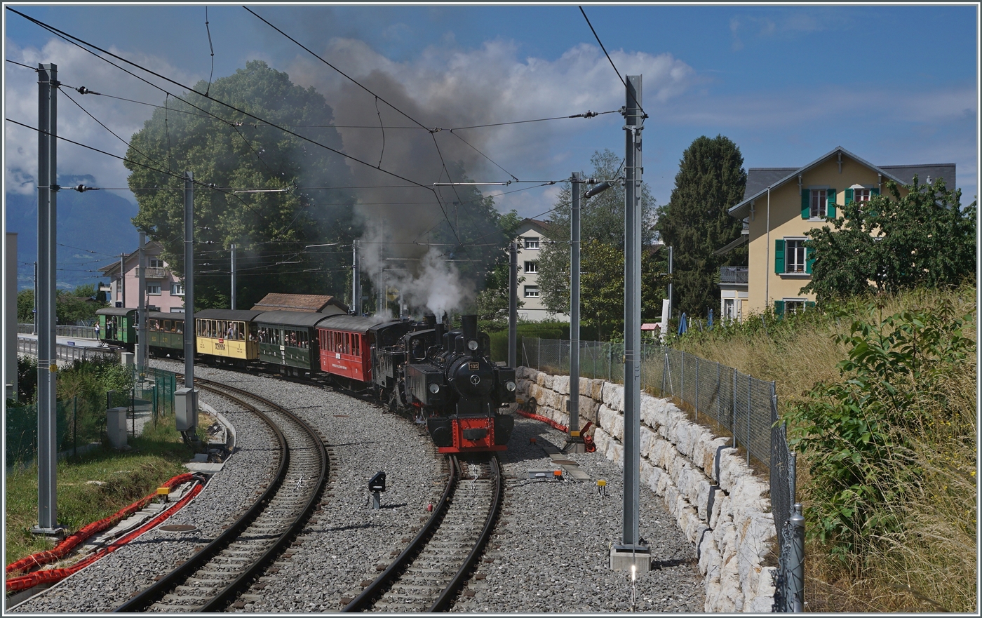 Und weiter geht die Fahrt: die beiden Blonay-Chamby Dampflok G 2x 2/2 105 und HG 3/4 N° 3 verlassen mit ihrem Extrazug Vevey - Chaulin den Bahnhof von St-Légier Gare.

6. Juni 2022