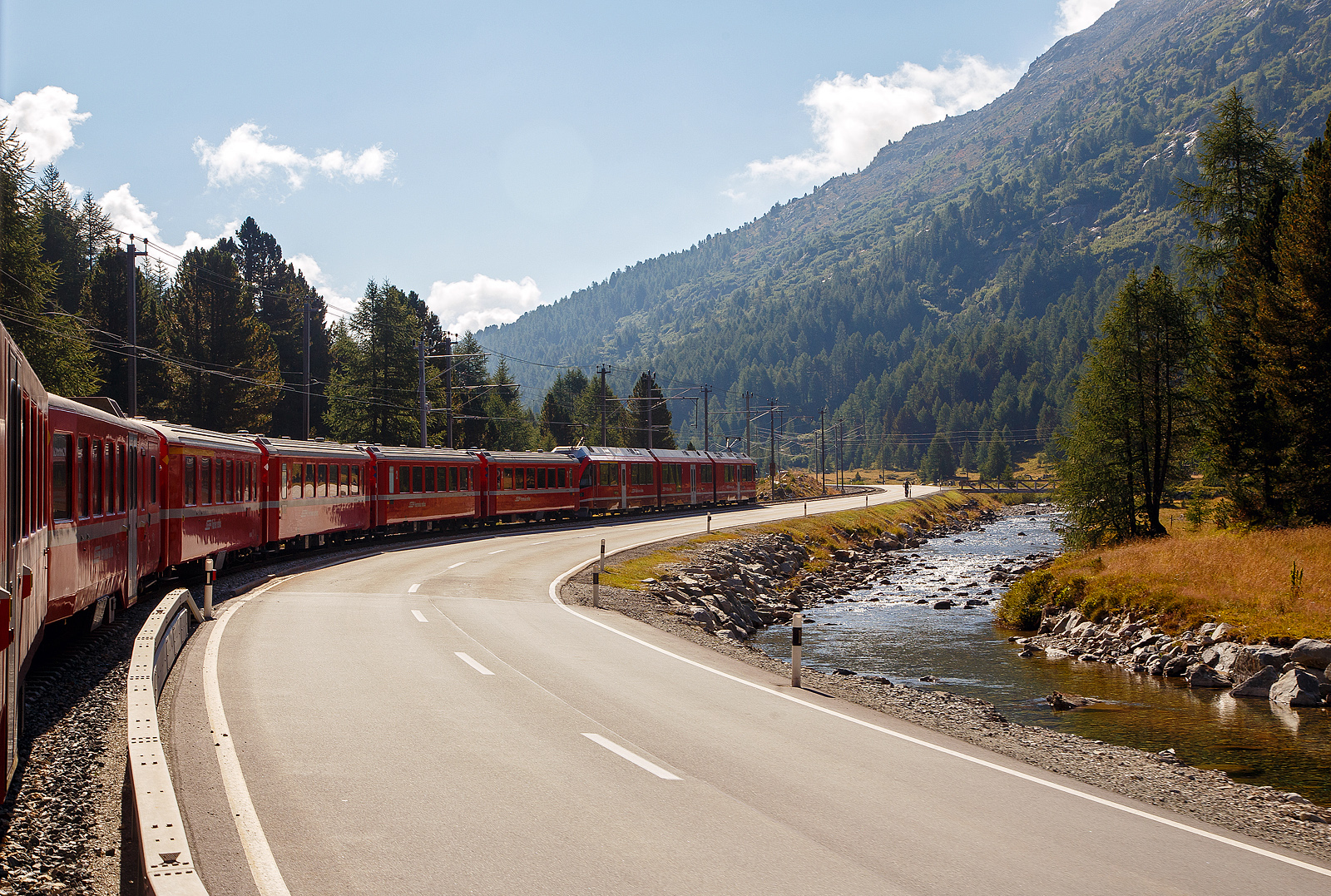 UNESCO-Weltkulturerbe Berninabahn / Ferrovia del Bernina:
Gef�hrt von dem ALLEGRA-Zweispannungstriebzug ABe 8/12 RhB 3504  Dario Cologna  geht es 06.09.2021 mit dem RhB-Regionalzug nach Tirano, von der Station Morteratsch weiter hinauf nach Ospizio Bernina.Wir sind am Zugende in einem offenen Aussichtswagen.

Rechts flei�t der Berninabach (Ova da Bernina).
