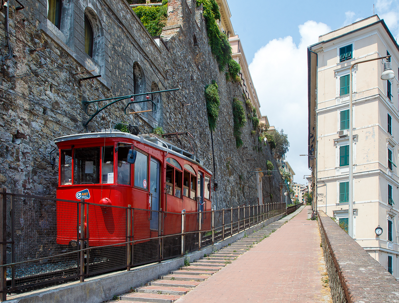 Unweit und oberhalb des Bahnhof Genova Piazza Principe gibt es einen kleine Zahnradbahn die Ferrovia Principe Granarolo. 

Hier f�hrt der Triebwagen 1 (heute der einzige) der Ferrovia Principe Granarolo am 23.07.2022 von Talstation Principe wieder hinauf.