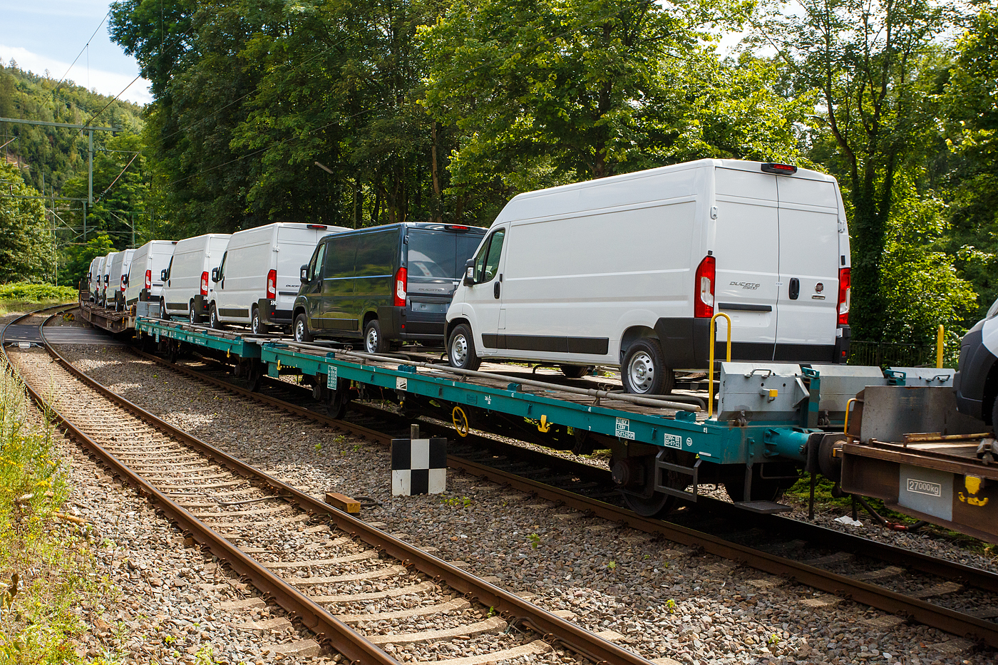 Vierachsige (2 x 2 achsige) Flachwageneinheit mit geradem Fußboden und Radvorlegern der Mercitalia Rail Srl., der Gattung Laadgrs. 21 83 4301 880-8 I-MIR, beladen mit 4 Nutzfahrzeuge (FIAT - Kastenwagen), 14 Juli 2024 im Zugverband bei einer Zugdurchfahrt im Bahnhof Kirchen (Sieg).

TECHNISCHE DATEN:
Gattung: Laadgrs
Spurweite: 1.435 mm
Anzahl der Achsen: 4 (2 x 2)
Länge über Puffer : 28.780 mm
Ladelänge : 27.060 mm 
Ladefläche: 80,8 m²
Fußbodenhöhe über SOK: 1.192 mm
Anzahl der Radvorleger: 16
Höchstgeschwindigkeit: 100 km/h  / 120 km/h (leer)
Eigengewicht: 26.000 kg
Nutzlast: 54 t ab Streckenklasse C
Achsabstände: 9.000 mm / unbek. / 9.000 mm 
Kleinster befahrb. Gleisbogenhalbmesser: 75 m
Bremse: 2 x O-GP (LL)
Bremssohle: J847
Handbremse: Ja
Intern. Verwendungsfähigkeit: RIV

Bedeutung der Gattung (Laadgrs):
L – Flachwagen in Sonderbauart mit zwei unabhängigen Radsätzen
aa - Wageneinheit
d - ohne Stockwerk, für die Beförderung von Kraftfahrzeugen
g - für den Transport von Containern eingerichtet
r  - Ladelänge min. 27 m
s - lauffähig bis 100 km/h (beladen)