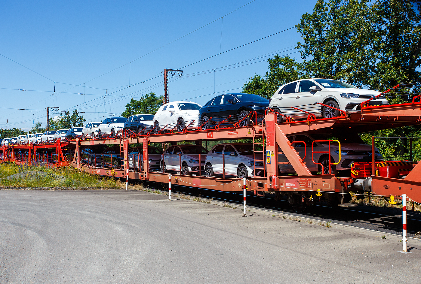 Vierachsiger (2 x zweiachsiger) Doppelstock-Autotransportwagen der Gattung Laaers 560.1 (BA 5.854) der DB Cargo Logistics GmbH (ex DB Schenker ATG) eingestellt als 25 80 4371 222-7 D-ATG am 28 Juni 2024 im Zugverband bei der Zugdurchfahrt in Rudersdorf (Kreis Siegen).

Der Wagen wurde 2010 von der damaligen DB Waggonbau Niesky GmbH gebaut.

Diese Waggons haben zwei Ladeebenen und sind für den europaweiten Transport geeignet. Sie werden für den internationalen Transport von PKWs, SUVs und Vans eingesetzt und bieten maximale Flexibilität durch eine stufenlos verstellbare obere Ladeebene. Aufgrund der hohen Lastgrenze (bis 34 t) ist der Transport von besonders schweren Fahrzeugen der genannten Typen möglich.

Damit sowohl ein typenreiner Transport als auch eine Mischverladung in den unterschiedlichen Lademaßen möglich ist, kann die obere Ladeebene hinsichtlich der Transportstellungen stufenlos eingestellt werden.

Durch die Entwicklung eines veränderten Ladungssicherungssystems wurde den Kundenanforderungen nach optimierten Transportmöglichkeiten für Fahrzeuge mit niedrigerer Bodenfreiheit Rechnung getragen.

TECHNISCHE DATEN:
Gattung: Laaers (Bauart 560.1)
Erstes Baujahr der Wagengattung: 2007
Spurweite: 1.435 mm
Anzahl der Achsen: 4 (2 x 2)
Länge über Puffer : 31.000 mm
Achsabstände: 10.000 mm / 5.160 mm / 10.000 mm
Laufraddurchmesser (neu): äußere 840 mm und mittlere 730 mm
Ladelänge : 30.070 mm (unten) / 30.550 mm (oben)
Ladelänge waagerechter Teil untere Ebene: 19.400 mm
Ladebreite : 2.950 (unten) / 2.750 mm (oben)
Höchstgeschwindigkeit: 100 km/h (120 km/h leer)
Eigengewicht: 31.000 kg
Max. Zuladung bei Lastgrenze S: 33,0 t (ab Streckenklasse B, bei A 29,0 t)
Max. Zuladung der Ladeebenen: unten und oben jeweils max. 18 t
Max. Gewicht je Pkw: 2.800 kg (Radlast max. 1 t)
Anzahl der Radvorleger: 64
Höhe Geländer oben: 600 mm
Kleinster befahrb. Gleisbogenhalbmesser: 75 m
Bremse: KE-GP-A (K)
Bremssohle: Jurid 816 M
Handbremse: Ja
Intern. Verwendungsfähigkeit: TEN-GE / G1
