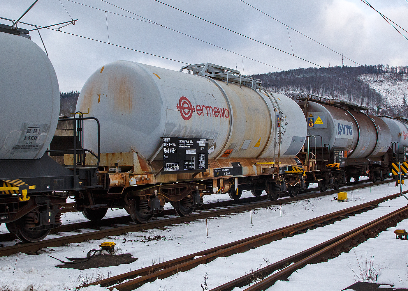 Vierachsiger 55 m� Drehgestell-Kesselwagen 33 87 7868 652-1 F-ERSA, der Gattung Zacs, der franz�sischen Vermietungsfirma ERMEWA S.A. im Zugverband am 24.03.2021 bei der Zugdurchfahrt in Niederschelden (Sieg).

Die Gefahrgutkennzeichnung 336/1184 zeigt an es handelt sich um Ethylendichlorid (fr�her auch Chlor�ther), eine farblose, brennbare und giftige Fl�ssigkeit mit chloroformartigem Geruch. Diese chemische Verbindung geh�rt zu den Chlorkohlenwasserstoffen..

TECHNISCHE DATEN (gem. Anschriften) :
Spurweite: 1.435 mm
Achsanzahl: 4 (in 2 Drehgestelle)
L�nge �ber Puffer: 12.500 mm
Drehzapfenabstand: 7.460 mm
Achsabstand im Drehgestell: 1.800 mm
Eigengewicht: 20.100 kg
Tankinhalt: 55.220 Liter (55 m�)
Max. Ladegewicht: 59,9 (Streckenklasse C), 61,6 t bei Streckenklasse D
H�chstgeschwindigkeit: 100 km/h (beladen) in Belgien 90 km/h �. 59,9t  / 120 km/h (leer)
Bremse: Frein KE-GP (LL)
Bremssohle: IP 116
Tankcode: L4DH (Max. Betriebsdruck 3,0 bar)
Intern. Verwendungsf�higkeit: RIV