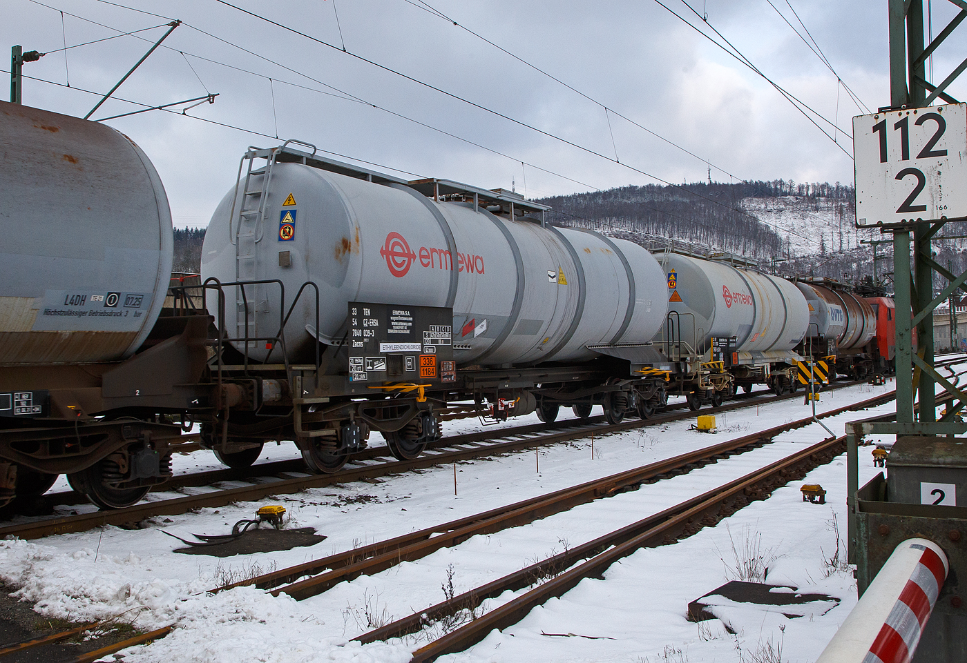 Vierachsiger 62 m³ Drehgestell-Kesselwagen 33 54 7840 039-3 CZ-ERSA, der Gattung Zacns, der französischen Vermietungsfirma ERMEWA S.A. im Zugverband am 24.03.2021 bei der Zugdurchfahrt in Niederschelden (Sieg).

Die Gefahrgutkennzeichnung 336/1184 zeigt an es handelt sich um Ethylendichlorid (früher auch Chloräther), eine farblose, brennbare und giftige Flüssigkeit mit chloroformartigem Geruch. Diese chemische Verbindung gehört zu den Chlorkohlenwasserstoffen.

TECHNISCHE DATEN (gem. Anschriften) :
Spurweite: 1.435 mm
Achsanzahl: 4 (in 2 Drehgestelle)
Länge über Puffer: 14.400 mm
Drehzapfenabstand: 8.360 mm
Achsabstand im Drehgestell: 1.800 mm
Eigengewicht: 21.950 kg
Tankinhalt: 62.000 Liter (62 m³)
Max. Ladegewicht: 68,0t (Streckenklasse D)
Höchstgeschwindigkeit: 100 km/h (beladen) / 120 km/h (leer)
Tankcode: L4DH (Max. Betriebsdruck 3,0 bar)
Intern. Verwendungsfähigkeit: TEN 