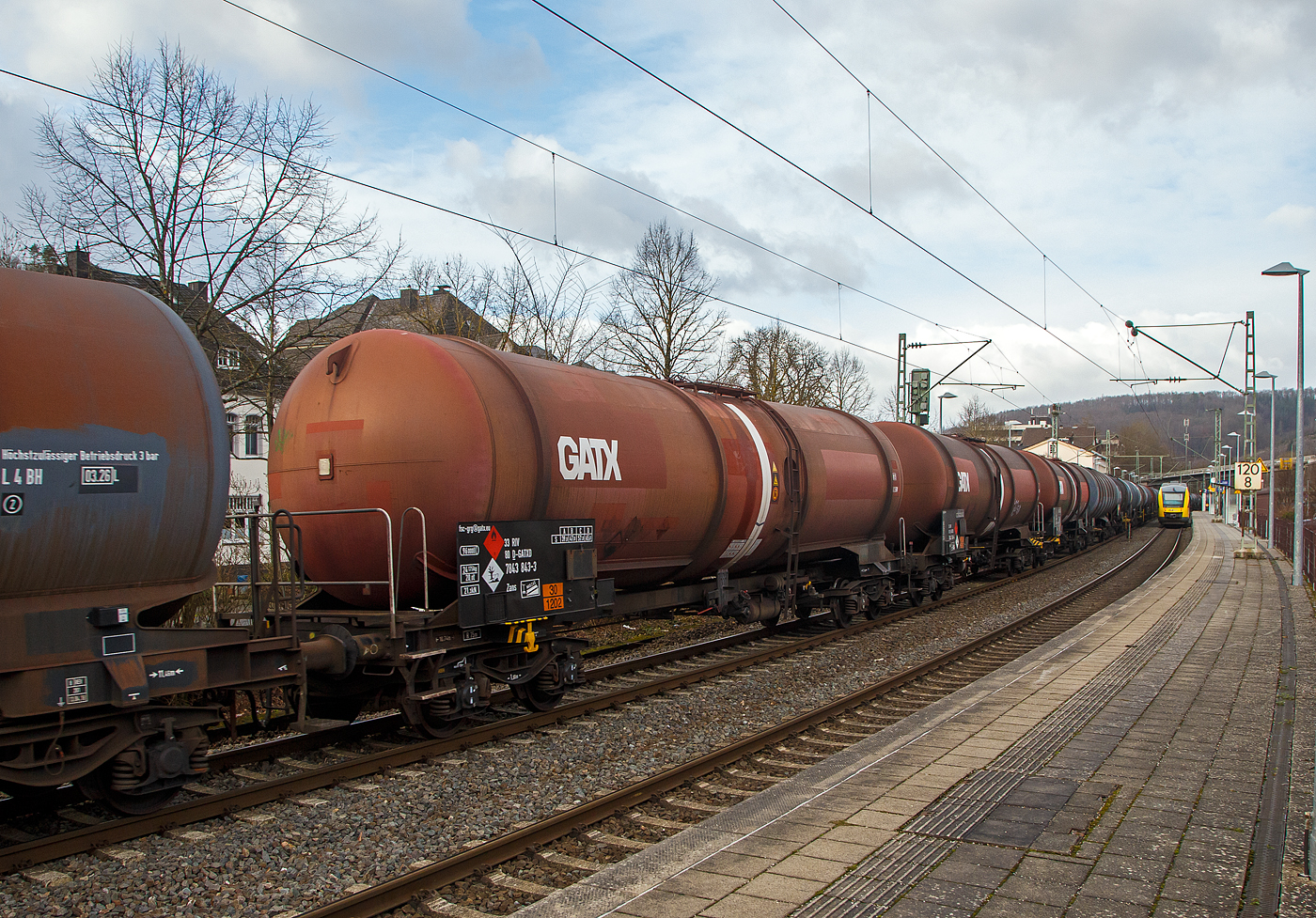 Vierachsiger 96 m³ Drehgestell-Kesselwagen 33 80 7843 843-3 D-GATXD, der Gattung Zans, der GATX Rail Germany GmbH (GATX steht für General American Transportation Corporation) am 04.02.2023 im Zugverband bei der Zugdurchfahrt in Kirchen (Sieg). Das Ladegut ist laut der Gefahrgutkennzeichnung 30/1202 Diesel oder Heizöl.

TECHNISCHE DATEN (gem. Anschriften) :
Spurweite: 1.435 mm
Achsanzahl: 4 (in 2 Drehgestelle)
Länge über Puffer: 16.740 mm
Drehzapfenabstand: 11.700 mm
Achsabstand im Drehgestell: 1.800 mm
Laufraddurchmesser: 920  mm (neu) 
Eigengewicht: ca. 24.175 kg
Tankinhalt: 96.000 Liter (96 m³)
Max. Ladegewicht: 65,8 t (Streckenklasse D)
Höchstgeschwindigkeit: 100 km/h (beladen) / 120 km/h (leer)
Kleinster befahrbarer Gleisbogen: R 75 m
Bremse: KE-GP (LL)
Verwendungsfähigkeit: RIV

Tankcode: L 1,5 BH
L = Tank für Stoffe in flüssigem Zustand 
1,5 = zutreffender Mindestprüfdruck in bar
B = Tank mit Bodenöffnungen mit 3 Verschlüssen für das Befüllen oder Entleeren
H = luftdicht verschlossener Tank

Die Bedeutung der Gattungs- und Kennbuchstaben (hier Zans):
Z - Kesselwagen für den Transport von flüssigen oder gasförmigen Erzeugnissen
a - mit vier Radsätzen
n - mit vier Radsätzen höchste Lastgrenze über 60 t
s - Höchstgeschwindigkeit 100 km/h (beladen)