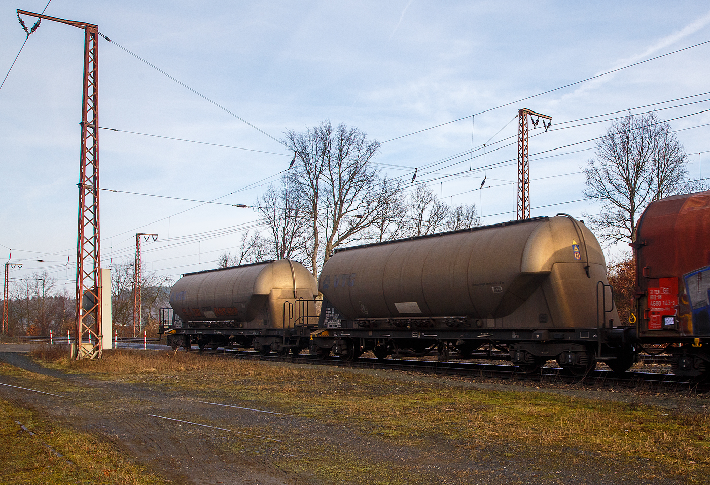Vierachsiger Drehgestell-82 m³-Staubgutwagen (82 m³ Silowaggon) 37 80 9326 261-6 D-VTG, der Gattung Uacns, der VTG Rail Europe GmbH (Hamburg) am 22.02.2023  im Zugverband bei der Durchfahrt in Rudersdorf (Kr. Siegen) auf der Dillstrecke. Dahinter ein weiterer.

TECHNISCHE DATEN:
Hersteller: Feldbinder Spezialfahrzeugwerke GmbH
Herstellerbezeichnung: Silowaggon BEUT 82.4-4/1
Gattung: Uacns / VTG BezeichnungP81.082D
Spurweite: 1.435 mm
Länge über Puffer : 16.240 mm
Drehzapfenabstand: 11.200 mm
Achsabstand im Drehgestell: 1.800 mm
Raddurchmesser: 920 mm (neu)
Höchstgeschwindigkeit: 100 km/h (beladen) / 120 km/h (leer)
Max. Radsatzlast : 22,50 t
zul. Gesamtgewicht: 90,00 t
Eigengewicht: 17.720 kg
Nutzlast: 72,2 t (ab Streckenklasse D)
Drehgestelle: Y25 Lsi(f)-FFB-K
Kleinster bef. Halbmesser: 35 m
Gesamtvolumen: 82 m³
Betriebsdruck: 2,50 bar / -0,05 bar
Prüfdruck: 3,75 bar
Behälterwerkstoff : Aluminiumlegierung (AlMg4,5Mn)
Bremse: KE-GP-A (K)
Bremssohle: Cosid 810
Intern. Verwendungsfähigkeit: TEN GE