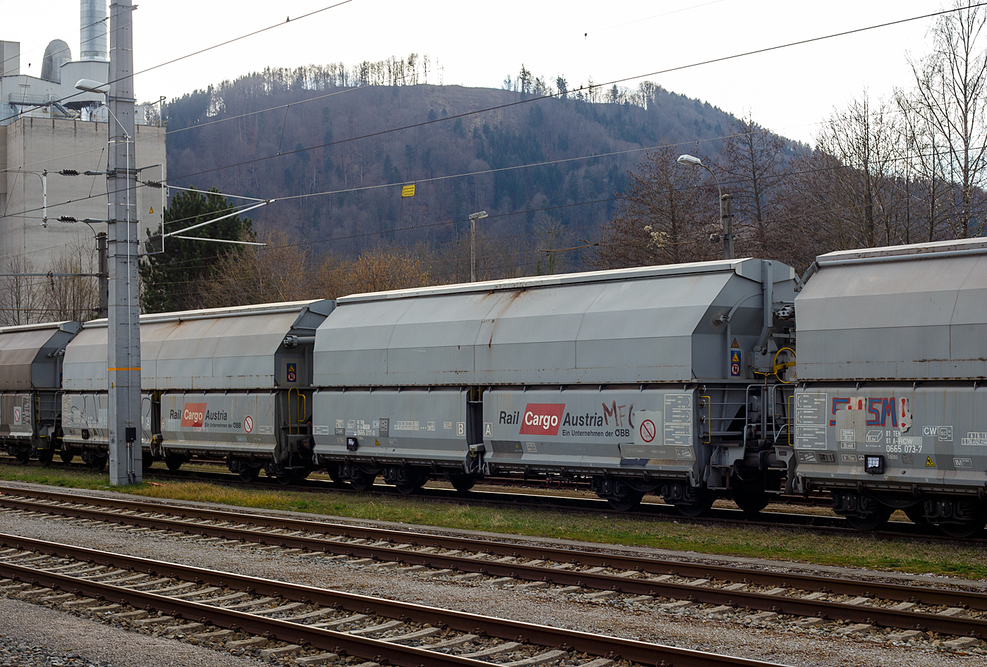 Vierachsiger gedeckter Schüttgutwagen mit Schwerkraftentladung, pneumatischem/mechanischen Klappenverschlusssystem und öffnungsfähigem Dach, 81 81 0665 217-0 A-RCW, der Gattung Talns, der Rail Cargo Austria, abgestellt am 02 April 2025 beim Bahnhof Gmunden bzw. beim Zementwerk Hatschek in Gmunden der Rohrdorfer Zement GmbH.

Diese Wagen wurden von Tatravagonka Poprad (Slowakei) gebaut. Die Wagen besitzen eine manuelle betätigte Einrichtung zum Öffnen und Schließen des Daches, sowie eine pneumatische (auch manuell möglich) Betätigung der Entladeklappen. mit wahlweise einstellbarer Betriebsart der Entladung, d.h. separate Entladung der Kammer „A  bzw. Kammer „B  oder Entladung der Kammern „A'' und ,,B  gleichzeitig. Die Klappen und Rutschen sind aus HARDOX Verschleißblech.

TECHNISCHE DATEN:
Spurweite: 1.435 mm (Normalspur)
Achsanzahl: 4 (in 2 Drehgestellen)
Länge über Puffer: 14.040 mm
Drehzapfenabstand: 8.700 mm
Achsabstand im Drehgestell: 1.800 mm
Laufraddurchmesser: 920 mm (neu)
Gesamthöhe über Schienenoberkante: 4.475 mm
Lichte Beladeöffnung: 12.450 x 1.400 mm
Eigengewicht: 28.000 kg
Höchstgeschwindigkeit: 100 km/h 
Maximales Ladegewicht: 62,0 t ab Streckenklasse D3 (72,0 t ab E)
Kleinster bef. Gleisbogenradius: 75 m
Rauminhalt: 85 m³ (in 2 Kammern)
Bremse: KE-GP-A (K)
Bremssohle: Jurid 816M
Handbremse: Ja, auf einer Bremserbühne
Intern. Verwendungsfähigkeit: TEN-CW