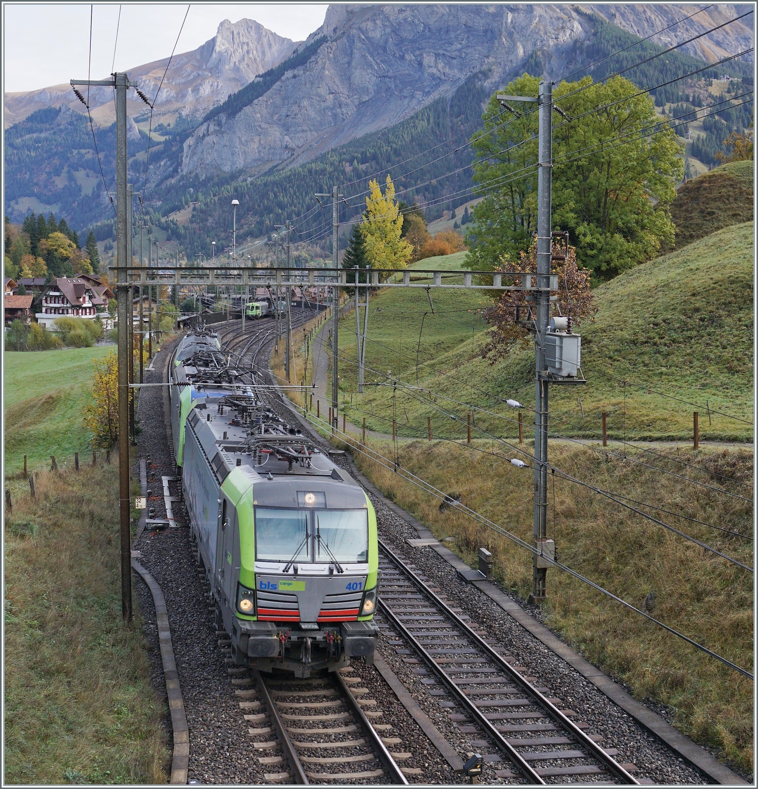 Vom Lokzug mit der BLS Ae 475 401 wurde ich etwas überracht, weshalb der Standort nicht ideal war.

11. Okt. 2022