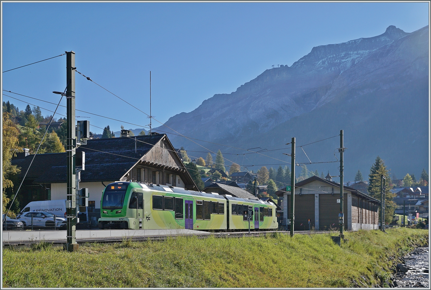 Vor dem Hintergrund mächtiger Berge wartet der TPC ASD ABe 4/8 472 in Les Diablerets auf die Abfahrt als R71 431 nach Aigle.

14. Oktober 2025
