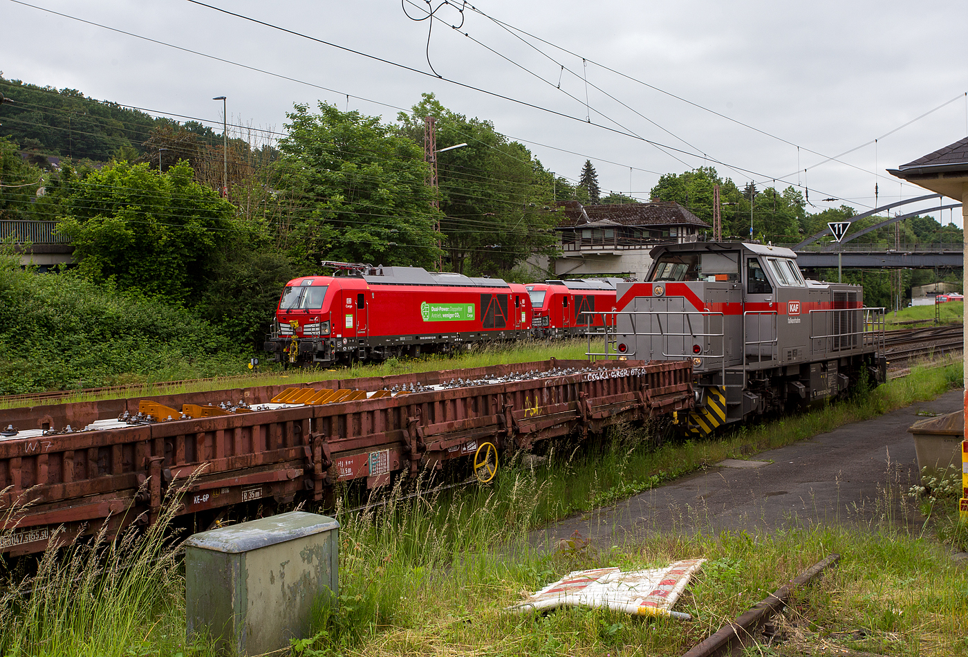 Vorne steht die 271 022-6 „Charlotte“  (92 80 1271 022-6 D-KAF), ex MRCE bzw. ex HGK DH 49, eine Vossloh G 1000 BB der KAF Falkenhahn Bau AG, mit einem Schwellenzug (mit Schwellen beladene Wagen der Gattung Res 677), am 03 Juni 2024 in Kreuztal.

Hinten sind die beiden neuen Zweikraftlokomotiven „Siemens Vectron Dual Mode light“ der DB Cargo, links die 249 003-5 (90 80 2249 003-5 D-DB) und rechts dahinter die 249 006-8 (90 80 2249 006-8 D-DB). Beide Vectron DM light wurden 2022 von Siemens Mobility GmbH in München-Allach unter den Fabriknummern 23061 bzw. 23064 gebaut und waren erst durch Siemens Mobility GmbH als 90 80 2249 003-5 D-SDEHC bzw. 90 80 2249 006-8  D-SDEHC registriert/eingestellt. 

Die 249 003-5 wurde auch 2022 auf der InnoTrans 2022 in Berlin präsentiert. Erst nach der Abnahme durch die DB Cargo und den Verkauf an diese im März 2024 wurde sie durch die DB Cargo eingestellt. Die Loks der Baureihe 249 haben die Zulassung für Deutschland und eine Höchstgeschwindigkeit von 120 km/h.
