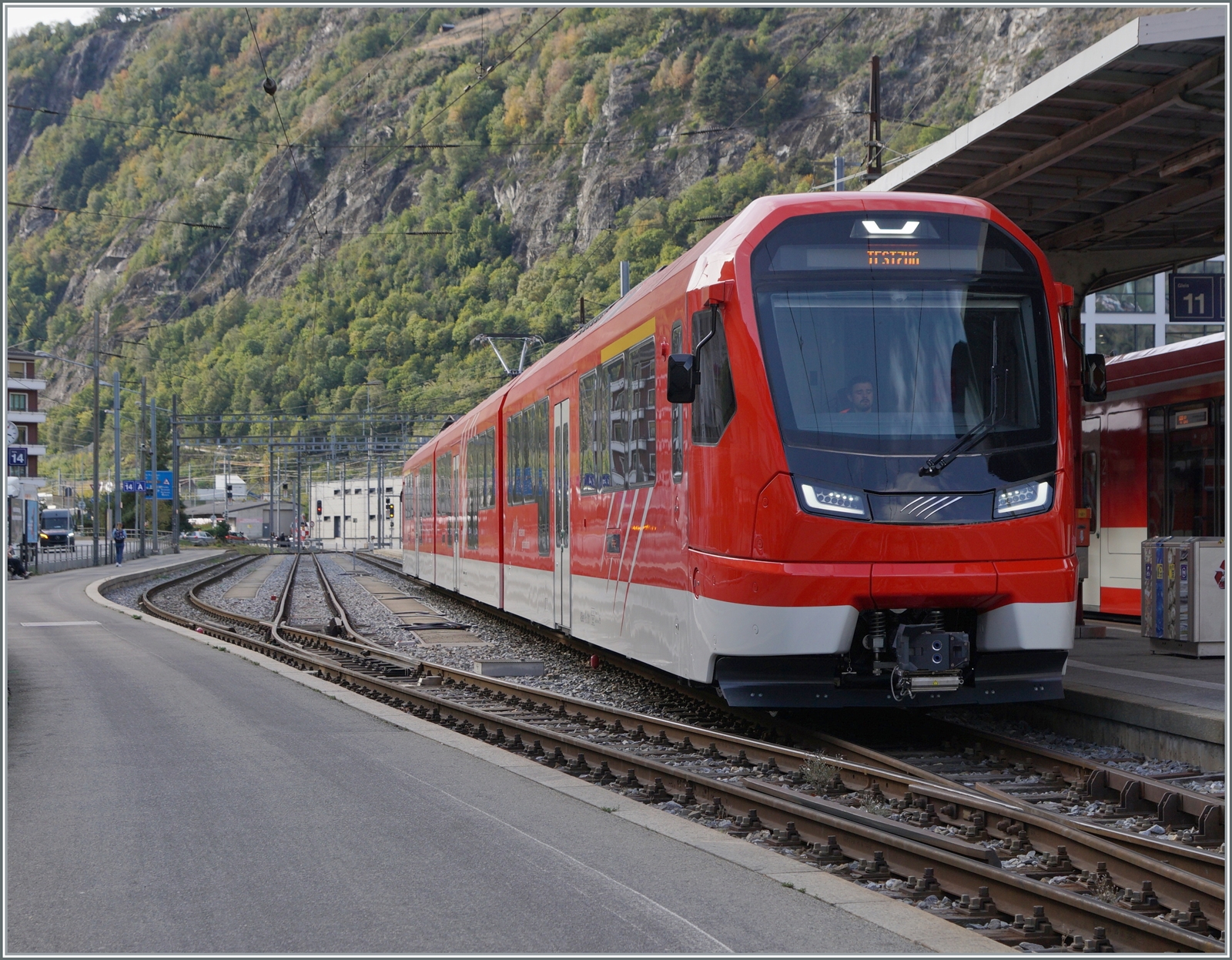 Während einige MGB ABeh 8+12  Orion  bereits im Einsatz stehen, absolviert der ABeh 8/12 311 in Brig noch eine Testfahrt.

19. Oktober 2023