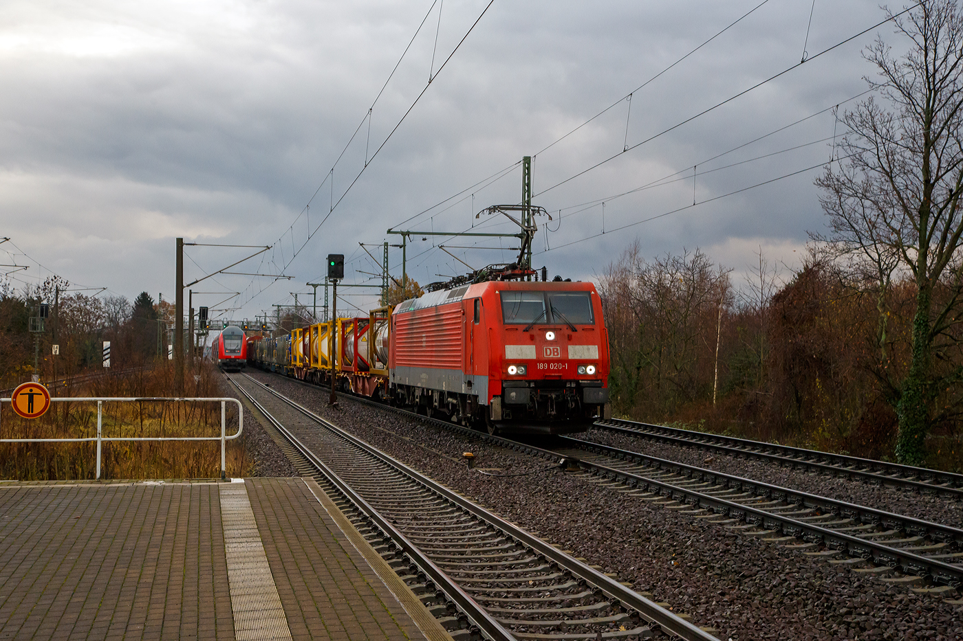 Während links die als S 2 (Dresden Flughafen – Pirna) der S-Bahn Dresden am 07.12.2022 vom Bahnhof Dresden-Strehlen, auf der KBS 241.1, in Richtung Pirna fährt, kommt aus südlicher Richtung, auf der Elbtalbahn (KBS 247), die 189 020-1 (91 80 6189 020-1 D-DB, Class 189- VM 50Hz) der DB Cargo AG mit einem gemischten Güterzug heran. 

Die Siemens EuroSprinter ES 64 F4 wurde 2003 von Siemens in München-Allach unter der Fabriknummer 20693 gebaut und in der Variante B (Class 189-VB) ausgeliefert und war nur für Deutschland zugelassen. Später wurde sie in die Variante M (VM 50Hz) umgebaut und hat so nun die Zulassungen für Deutschland, Tschechien, Slowakei und Polen (D/ CZ/SK/PL) und besitzt die entsprechenden Zugbeeinflussungssysteme.