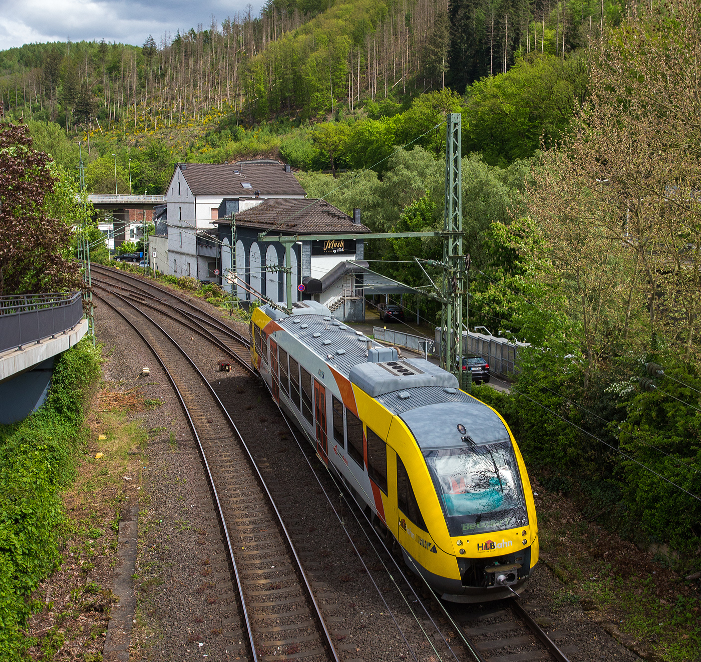 Wegen Bauarbeiten halten derzeit alle aus Richtung Siegen kommenden Züge im Bahnhof Betzdorf (Sieg) am Gleis 105, so muss der VT 201 (95 80 0640 101-1 D-HEB) der HLB - Hessische Landesbahn (3LänderBahn) kurz vor dem Bahnhof das Gleiswechseln, bevor er als RB 93  Rothaarbahn  (Bad Berleburg - Kreuztal - Siegen – Betzdorf, am 05 Mai 2024 dann den Bahnhof erreicht.

Der Triebwagen wurde 2004 von ALSTOM Transport Deutschland GmbH (vormals LHB) in Salzgitter-Watenstedt unter der Fabriknummer 1187-001 für die vectus Verkehrsgesellschaft mbH gebaut, mit dem Fahrplanwechsel am 14.12.2014 wurden alle Fahrzeuge der vectus nun Eigentum der HLB. 