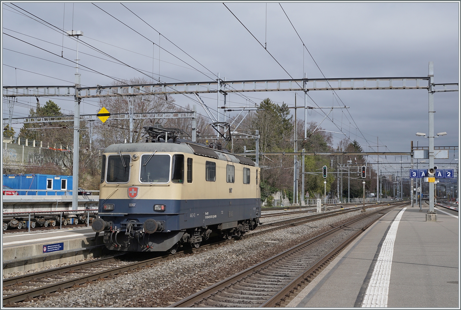 Wetterm�ssig waren meine bisherigen  IRSI Rheingold Re 4/4 II 11387 (Re 421 387) bei der BAM eher von lichtarmen Verh�ltnissen gepr�gt. Doch kurz um die Mittagszeit erhellten ein paar Sonnenstrahlen die Szenerie, als die IRSI  Rheingold  Re 4/4 II 11387 (Re 421 387), die eine Kieszug nach Morges gebracht hatte, diesen stehen liess und nun, wie zu sehen, in Richtung Lausanne Triage f�hrt, um dort einen weiteren Kieszug abzuholen.

4. M�rz 2024