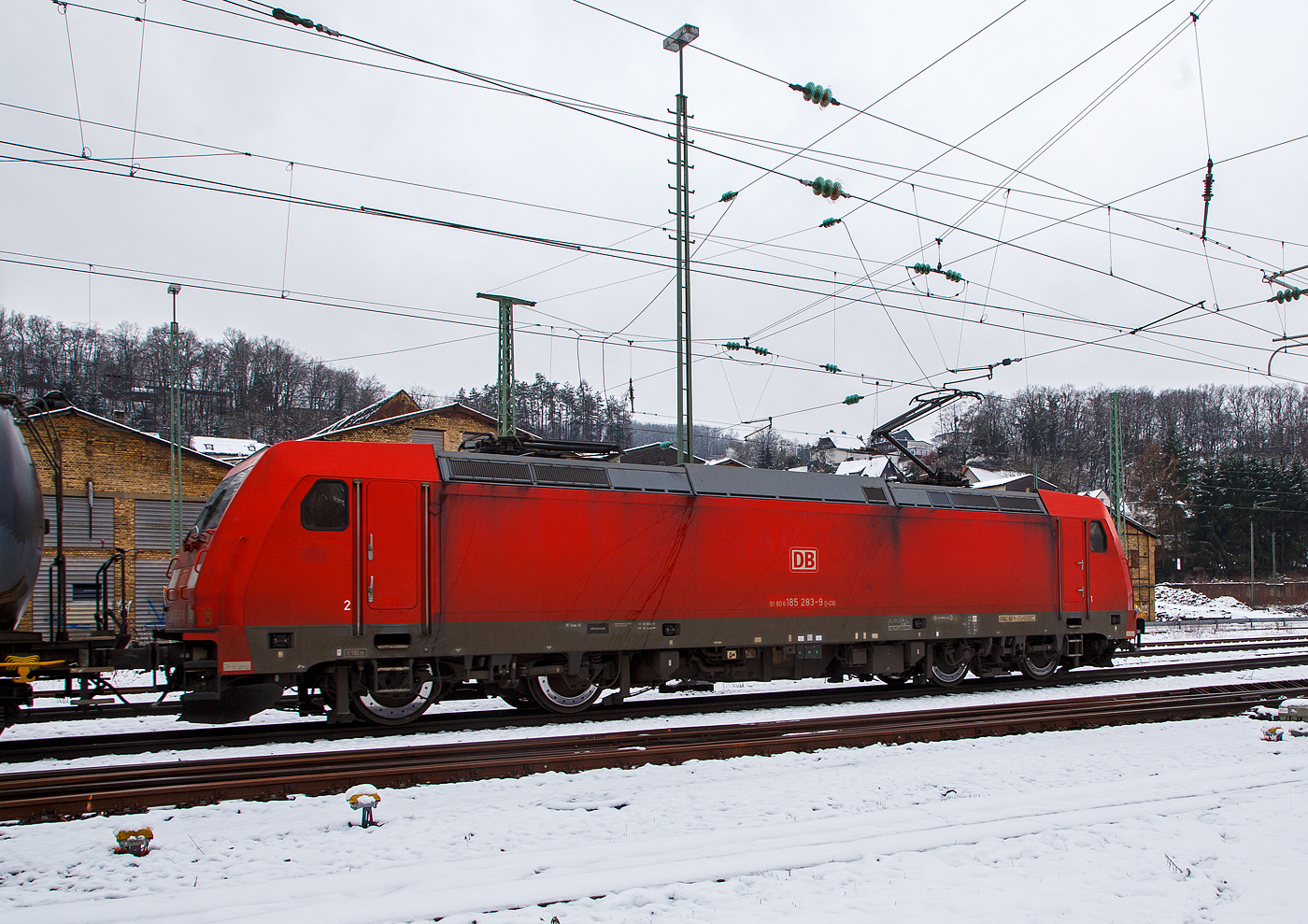 Zum Glück hatte ich diese Seitenportrait gemacht, ansonsten hätte ich die Loknummer, wegen Schnee an der Front, nicht lesen können....
Die 185 287-9  (91 80 6185 283-9 D-DB) fährt am 08.03.2023, mit einem Kesselwagenzug (Ladegut laut Gefahrgutkennzeichnung nicht genau genannte Erdöldestillate bzw. Erdölprodukte), durch Betzdorf (Sieg) in Richtung Köln.

Die TRAXX F 140 AC2 wurde 2006 von der Bombardier Transportation GmbH in Kassel unter der Fabriknummer 34146 gebaut.
