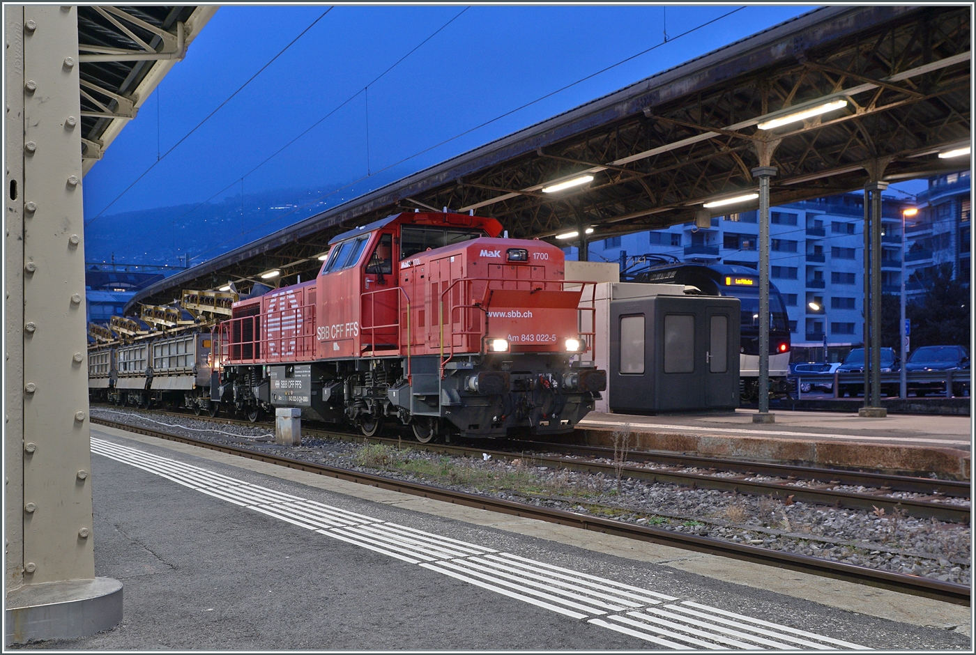 Zur  Blauen Stunde  rangiert die SBB Am 843 022-5 in Vevey Baudienstwagen.

18. Februar 2025