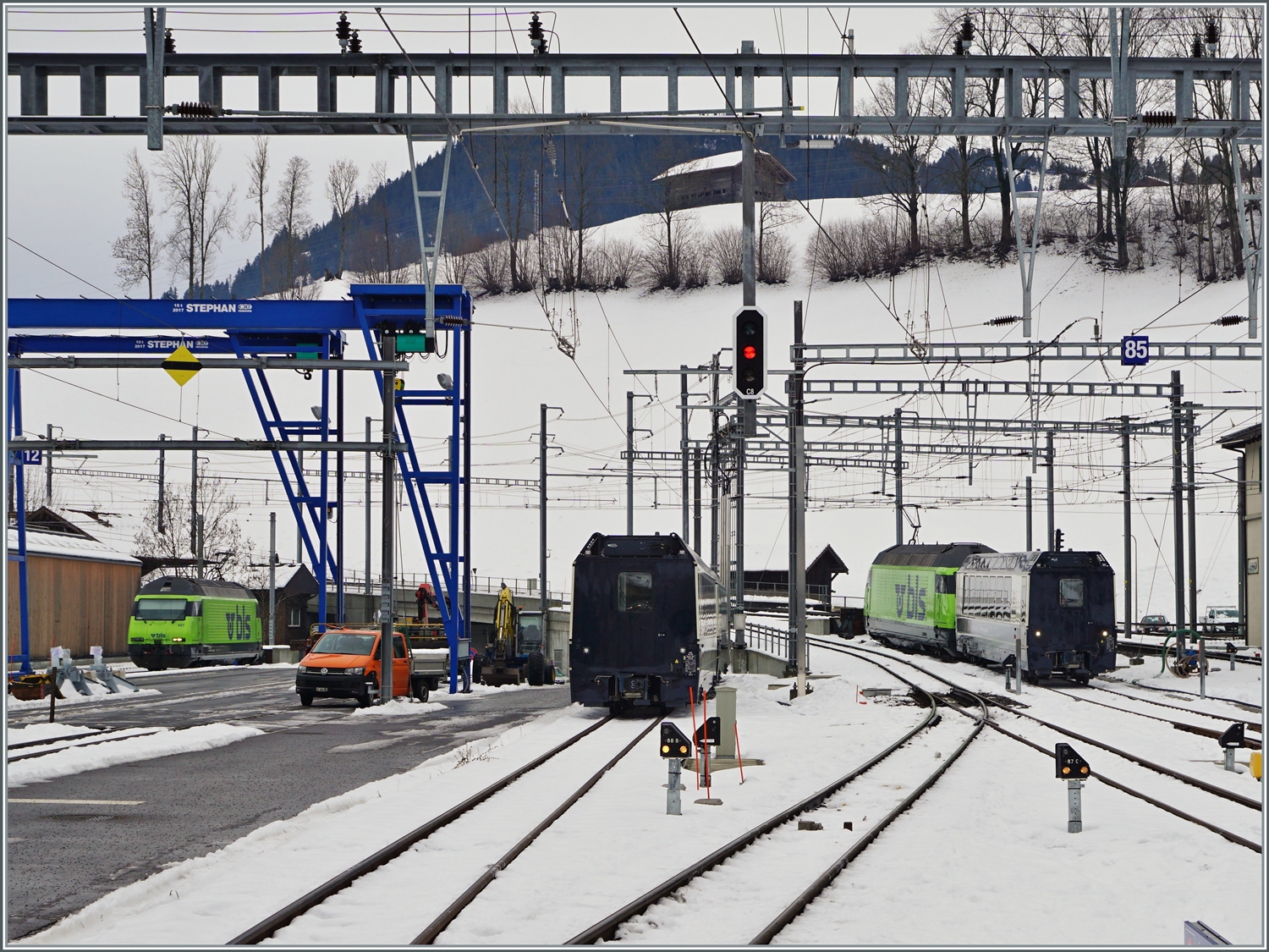 Zweisimmen mit BLS Re 465 und  Interface  Wagen f�r die Spurwechselz�ge Montreux Interlaken Ost. Lieder musste der Betrieb nach gut 150 Z�gen bereits eingestellt werden, da die Spurwechselz�ge die Herzst�cke der Normalspurweichen besch�digten. 
Neuerdings (ab 11.6.23) verkehrt aber wieder ein Zugspaar direkt von Montreux nach Interlaken und zur�ck. 

15. Dez. 2023