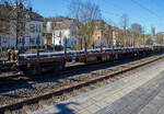 4-achsiger Drehgestell-Flachwagen, mit Stirnwandklappen und Drehrungen, ohne Seitenklappen, 31 81 3504 268-3 A-RCW, der Gattung Rns-z, der Rail Cargo Austria (zur �BB), am 18.03.2022 im Zugverband