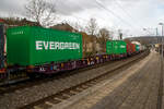 Vierachsiger Drehgestell-Containertragwagen 37 84 4576 284-2 NL-RRL, der Gattung Sggnss-xl (Sggnss 80’XL), der niederl�ndischen Vermietungsfirma RailRelease B.V.