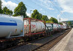 Vierachsiger Drehgestell-Containertragwagen für Großcontainer und Jumbo-Wechselbehälter, 31 80 4558 570-6 D-DB, der Gattung Sgns 696, der DB Cargo AG, am 30 Juli 2025 im Zugverband bei