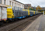 2 x 4-achsiger Flachwagen in Sonderbauart (Doppelwagen) bzw. 2x45 ft InnoWaggon „GigaTube“ der österreichischen INNOFREIGHT, 35 81 4657 419-1 A-IF, der Gattung Sggmrrs, im Zugverband bei einer Zugdurchfahrt am 16 Oktober 2025 im Bahnhof Kirchen/Sieg. 

Diese Wagen wurden vom slowakischen Güterwagenhersteller Tatravagónka a.s. in Poprad gebaut und haben spezielle Ladegestelle für Stahlrohre. 

Grundsätzlich besteht ein InnoWaggon aus zwei kurzgekuppelten Einzelwagen. Leichtbauweise und hohe Belastbarkeit differenzieren diese Waggons dabei klar von anderen und ermöglichen deutlich höhere Zuladung für den Transport von unterschiedlichsten Gütern. Der InnoWaggon vereint den Tragwagen und die auswechselbaren Behälter zu einem innovativen Konzept, das eine flexible Nutzung verspricht. Der Einsatz der Spezialbehälter wird dabei der jeweiligen Branche angepasst, da die Behälter je nach Anforderung wie spezifisches Schüttgewicht oder Entladestation eingesetzt werden.

Ähnlich verhält es sich mit dem Transport von Stahlrohren, die für die europäische Industrie ebenfalls von großer Bedeutung sind. Für sie wurde das aus Rungen bestehende System abermals adaptiert und mit eigens entwickelten Stirnwänden und Rungen ausgestattet. Seit Herbst 2024 kommt nun der GigaTube, in Zusammenarbeit mit DB Cargo für voestalpine Tubulars Kindberg, zum Einsatz. Pro 2x45 ft InnoWaggon werden 140 Tonnen Stahlrohre noch effizienter nach Bremerhaven transportiert, wo die Rohre auf ein Schiff verladen werden und ihre Reise fortsetzen.

Der 2x45 ft InnoWaggon ist das längste Mitglied der InnoWaggon-Familie und hat gegenüber den kürzeren Wagen eine längere Ladelänge, kombiniert mit ebenfalls hoher Nutzlast. Die im Vergleich zu anderen Wagen große Ladefläche und das daraus resultierende höhere Ladevolumen ermöglicht den effizienten Transport
von Gütern mit hohem Volumen bei geringerem spezifischem Gewicht oder sehr langen Gütern.

TECHNISCHE DATEN des 2x45 ft InnoWaggon:
Gattung: Sggmrrs (mit Aufbau GigaTube)
Gattungskennzahl: 4657
Hersteller: Tatravagonka Poprad (Slowakei), Baujahr 2024
Spurweite: 1.435 mm (Normalspur)
Achsenanzahl: 8 pro Doppelwagen (in 4 Drehgestellen)
Länge über Puffer: 29.520 mm 
Breite: 2.890 mm
Drehzapfenabstand: 2 x 9.520 mm
Achsabstand in den Drehgestellen: 1.800 mm
Raddurchmesser: 920 mm (neu)
Länge Ladefläche: 2 x 13.820 mm (2 x 45 ft)
Höhe der Ladefläche über SOK: 1.155 mm
Eigengewicht: 41.500 kg
Max. Geschwindigkeit: 100 km/h (beladen) / 120 km/h (leer)
Max. Zuladung pro Doppelwagen: 138,5t (ab Streckenklasse D 2)
Bremse: KE-GP-A (K)
Bremssohle: Jurid 822
Kleinster befahrbarer Gleisbogen: R 75m
Intern. Verwendungsfähigkeit: TEN-GE

Bemerkung: Die Wagen haben hier einen festverschraubten Aufbau „GigaTube“ (Ladegestelle und spezielle Stirnwände). Wenn man den Aufbau demontiert, können bis zu 32 Containerpins montiert werden und der Wagen kann als Containertagwagen Verwendung finden. 