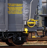 Detailbild mit Bedienungsanleitung f�rs Rolldach von dem 4-achsigen Drehgestellwagen mit Rolldach speziell f�r Tonerde, der Gattung Tamns (31 RIV 87 F-ERSA 0806 762-8) der Vermietungsfirma ERMEWA SA