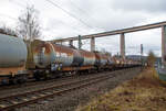 Vierachsiger 86m� Drehgestell-Kesselwagen 37 80 7850 017-0  D-VTG, der Gattung Zas, der VTG AG (Hamburg), im Zugverband am 22.03.2021 bei der Zugdurchfahrt in Siegen-Eiserfeld.