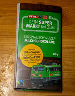 Als besondere Aktion, konnte man im dem im REWE - Supermarkt-Zug (hier am 12.11.2021 im Bahnhof Gießen) auch eine Fairtrade-Aktionsschokolade (Schweizerschokolade) kaufen: Fair naschen, sparen &