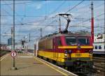 Die HLE 1181 erreicht mit einen P (Heure de Pointe) Zug (Verst�kungszug), bestehend aus M 5 Wagen, den Bahnhof Bruxelles Midi.