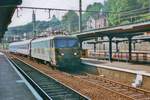 Mit zwei Schlafwagen durchfahrt 2323 am 13 Juli 1999 Lüttich-Guillemins.
