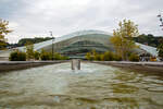 Blick vom Vorplatz auf den Eingang vom Bahnhof Liège-Guillemins (Bahnhof Lüttich-Guillemins) am 03.10.2015.