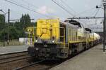 NMBS 7856 zieht ein Mischguterzug durch Antwerpen-Noorderdokken am 29 Augustus 2013.