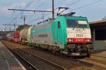 Belgische Werbe-TRAXX 2825 dönnert durch Antwerpen-Luchtbal am 19 Jänner 2017.