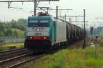 Von Bahnsteigkante mit zooming wurde am 29 Augustus 2013 CoBRa 2829 mit Kesselwagenzug in Antwerpen-Noorderdokken fotografiert.