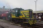 CFV3V 9011 steht am 23 September 2023 vor ein Dampflok ins Depot von Mariembourg.