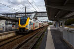 Gef�hrt von dem SNCB/NMBS - M7 Bmx TWINDEXX-Triebwagen 91 88 8696 10 7-0 B-B, ex 76107, f�hrt der IC 2811 von Knokke �ber Gent und Br�ssel nach L�ttich/Li�ge-Guillemins, am 21 Oktober 2025 vom Bahnhof