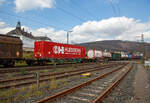 Im Vordergrund der 4-achsiger Drehgestell-Containertragwagen 33 88 4554 006-5 B-LNS der Gattung Sgns (LINEAS Wagon Type 6453L 2), der LINEAS Group NV/SA am 14.04.2022 im Zugverband bei der Durchfahrt