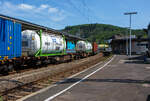 Sechsachsige Drehgestell-Gelenk-Containertragwagen-Einheit / 6-achsiger Containertragwagen, 33 88 4961 368-6 B-RCW, der Gattung Sggmrss 90' (6436 D0), der RCW – Rail Cargo Group, am 19 Juli 2025 im Zugverband bei der Zugdurchfahrt in Betzdorf/Sieg. Hier beladen mit zwei 30-Fu�-Tank-Containern der H&S Foodtrans B.V..

Der Wagen der Gattung Sggmrss wird f�r den Transport von Containern und Wechselbeh�ltern verwendet und hat drei zweiachsige Drehgestelle. Die Flachwagen sind f�r 20-, 30-, 40- und 45-Fu�-ISO-Container und Wechselbeh�lter geeignet.

TECHNISCHE DATEN:
Spurweite: 1.435 mm
L�nge �ber Puffer: 29.590 mm
Drehzapfenabst�nde: 2 x 11.995 mm
Achsabstand in den Drehgestellen: 1.800 mm
Laufraddurchmesser: 920 mm (neu)
Ladel�nge: 2 x 13.820 mm (2 x 45`)
H�he der Ladeebene �ber S.O.: 1.155 mm
Eigengewicht: 27.500 kg
Max. Zuladung bei Lastgrenze S: 107,5 t (ab Streckenklasse D)
Max. Zuladung bei Lastgrenze SS: 92,5 t (ab Streckenklasse C)
H�chstgeschwindigkeit: 100 km/h Lastgrenze S / 120 km/h bei Lastgrenze SS und leer)
Kleinster befahrbarer Gleisbogen: R 75 m
Bremse: 2 x KE-GP-A (K)
Bremssohle: Cosid 810
Feststellbremse: Ja (am/aufs mittlere Drehgestell)
Verwendungsf�higkeit: TEN GE
