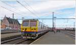 . Am 11.05.2013 stand ein M 4 Steuerwagen am Bahnsteig in Tournai. (Hans)

Die SNCB M 4 Wagen wurden Ende der 1970er Jahren haups�chlich f�r den innerbelgischen Verkehr gebaut und zwar in der beachtlichen Menge von 600 Wagen. Die M 4 ADx (Steuerwagen) wurden 1982 in einer St�ckzahl von 32 gebaut. Zehn von diesen Steuerwagen sind sogar in Frankreich zugelassen. Die maximale Geschwindigkeit betr�gt 160 km/h.

Anfangs pr�sentierte sich die M 4 Flotte im damals �blichen bordeaux rot. 1996 - 2002 wurden s�mtliche M 4 Wagen von Grund auf renoviert und seitdem tragen sie das heute �bliche gelb/grau/roten SNCB Design. 