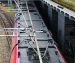 Schweizer Technik in Skandinavien, hier in der d�nischen Hauptstadt Kopenhagen beim K�benhavns Hovedbaneg�rd (Kopenhagen Hauptbahnhof) �ber den Gleisen der S-Bahn (S-tog, d�nisch f�r S-Zug) sind Deckenstromschiene CR von Furrer+Frey (Bern) verbaut, wie hier am 20 M�rz 2019 zusehen. 

Vor �ber 30 Jahren hat die Firma Furrer+Frey AG die Idee der Deckenstromschiene als Alternative zur konventionellen Fahrleitung aufgegriffen. Seither wurde die Deckenstromschiene vom ersten Prototyp bis zum aktuellen Furrer+Frey � -System f�r Hochgeschwindigkeits-Anwendungen permanent weiterentwickelt. Auf diese Weise entstand ein technisch ausgereiftes Produkt, welches von unseren Kunden in �ber 30 L�ndern gesch�tzt und anerkannt ist und seither mit einer Gesamtl�nge von �ber 2000 km in Tunneln, Verladeanlagen, auf beweglichen Br�cken und in Unterhaltshallen installiert wurde. 

Bereits 1988 konnten auf einem Versuchsabschnitt 140 km/h erreicht werden. Die Deckenstromschiene wurde anschlie�end mit gefederten Tragwerken ausgestattet, welche durch ihre schwingungsd�mpfenden Eigenschaften Kontaktkraftspitzen bei der Stromabnahme reduzieren. Zus�tzlich wurde ein neues Stromschienenprofil mit Innenrippen gestaltet, die in die Nuten der Sto�laschen eingreifen. Dies verbessert die Lagegenauigkeit am �bergang zwischen zwei Stromschienenprofilen. Mit diesen technischen Innovationen wurde im Jahre 2004 die erste Deckenstromschienenanlage in Betrieb genommen, welche planm��ig mit 200 km/h befahren wird. Der n�chste Meilenstein, die TSI-konforme Auslegung der Deckenstromschiene mit all ihren Komponenten f�r 250 km/h, wurde 2012 erreicht!

Messfahrten mit dem ICE-S-Messzug der Deutschen Bahn bis 275 km/h haben nachgewiesen, dass die Deckenstromschiene System Furrer+Frey � mit 250 km/h ohne Einschr�nkungen und unter Einhaltung der Grenzwerte gem�� EN 50367 befahren werden kann. Bei den Messfahrten wurden sogar 302 km/h erreicht. Weltrekord

Quelle: Furrer + Frey 
