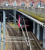 Schweizer Technik in Skandinavien, hier in der d�nischen Hauptstadt Kopenhagen beim K�benhavns Hovedbaneg�rd (Kopenhagen Hauptbahnhof) �ber den Gleisen der S-Bahn (S-tog, d�nisch f�r S-Zug) sind Deckenstromschiene CR von Furrer+Frey (Bern) verbaut, wie hier am 20 M�rz 2019 zusehen. 

Vor �ber 30 Jahren hat die Firma Furrer+Frey AG die Idee der Deckenstromschiene als Alternative zur konventionellen Fahrleitung aufgegriffen. Seither wurde die Deckenstromschiene vom ersten Prototyp bis zum aktuellen Furrer+Frey � -System f�r Hochgeschwindigkeits-Anwendungen permanent weiterentwickelt. Auf diese Weise entstand ein technisch ausgereiftes Produkt, welches von unseren Kunden in �ber 30 L�ndern gesch�tzt und anerkannt ist und seither mit einer Gesamtl�nge von �ber 2000 km in Tunneln, Verladeanlagen, auf beweglichen Br�cken und in Unterhaltshallen installiert wurde. 

Bereits 1988 konnten auf einem Versuchsabschnitt 140 km/h erreicht werden. Die Deckenstromschiene wurde anschlie�end mit gefederten Tragwerken ausgestattet, welche durch ihre schwingungsd�mpfenden Eigenschaften Kontaktkraftspitzen bei der Stromabnahme reduzieren. Zus�tzlich wurde ein neues Stromschienenprofil mit Innenrippen gestaltet, die in die Nuten der Sto�laschen eingreifen. Dies verbessert die Lagegenauigkeit am �bergang zwischen zwei Stromschienenprofilen. Mit diesen technischen Innovationen wurde im Jahre 2004 die erste Deckenstromschienenanlage in Betrieb genommen, welche planm��ig mit 200 km/h befahren wird. Der n�chste Meilenstein, die TSI-konforme Auslegung der Deckenstromschiene mit all ihren Komponenten f�r 250 km/h, wurde 2012 erreicht!

Messfahrten mit dem ICE-S-Messzug der Deutschen Bahn bis 275 km/h haben nachgewiesen, dass die Deckenstromschiene System Furrer+Frey � mit 250 km/h ohne Einschr�nkungen und unter Einhaltung der Grenzwerte gem�� EN 50367 befahren werden kann. Bei den Messfahrten wurden sogar 302 km/h erreicht. Weltrekord

Quelle: Furrer + Frey 
