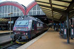 Die DSB ME 1511 (92 86 0001 511-1 DK-DSB) mit einem Doppelstock-Regionalzug nach �sterport (fr�her �stbaneg�rden) am 20 M�rz 2019 im Hauptbahnhof Kopenhagen (K�benhavns Hovedbaneg�rd).

Die Lok wurde 1981 von Thyssen-Henschel in Kassel unter der Fabriknummer 32508 gebaut, der Lokkasten ist von Scandia A/S in Randers (Fabriknummer 29501) und die elektrische Ausr�stung von BBC (Brown, Boveri & Cie.). Seit 2021 ist sie nicht mehr bei der DSB, sie wurde (wie die anderen) an die Leasing-Gesellschaft Nordic Re-Finance AB verkauft, wo sie nun als NRFAB TMe 1511 gef�hrt wird.

Zu Beginn des Jahres 2020 wurden die ME 1509, 1513 und 1527 an die schwedische Leasing-Gesellschaft Nordic Re-Finance AB verkauft und erhielt dort die Bezeichnung NRFAB TMe mit gleichbleibender laufender Nummer. Anfang 2021 kamen noch zwei hinzu. Am 21. November 2021 kaufte Nordic Re-Finance die restlichen bei den DSB verbliebenen 26 Lokomotiven der Baureihe, dazu 250 Paletten mit dem gesamten Ersatzteillager und allen Spezialwerkzeugen. Mit den DSB besteht eine Vereinbarung zur technischen Hilfeleistung bei Betriebsproblemen. Die von Knorr-Bremse �bernommene Komponentenwerkstatt von DSB wird weiterhin Drehgestelle, Achsen und Fahrmotoren erneuern. Die Lokomotiven werden in die Lokomotivwerkstatt von Railcare in L�ngsele gebracht. Dort werden notwendige Inspektionen, der ATC-Einbau, eventuelle Reparaturen und die Lackierung in Gr�n und Blau ausgef�hrt.