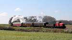 FSF F 654 und Lok 1  Zuckersusi  (Henschel DH 240 B, Bj 1959) mit dem Sonderzug der Angelner Dampfeisenbahn aus Kappeln unterwegs zwischen Kappeln und Süderbrarup.