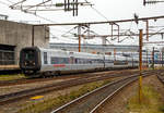 
Der Skånetrafiken X31K 4355 (ex SJ X31K 4355) am 20.03.2019 als Øresundstog (schwedisch Öresundståg) den Hauptbahnhof Kopenhagen (Københavns Hovedbanegård).

Der SJ X31K ist ein schwedischer dreiteiliger Elektrotriebzug der von Adtranz, heute Bombardier, als Crusalis Contessa für die SJ (Statens Järnvägar) gebaut wurde. Der Kennbuchstabe K bedeutet, dass die Triebzüge für den Verkehr nach und in Dänemark angepasst sind. In Dänemark hat der Zug die Baureihenbezeichnung ET und wird vom Betreiber Øresundstog eingesetzt.

Die Triebzüge sind rund 79 Meter lang und haben ein Leergewicht von etwa 156 Tonnen. Jeder Zug besteht aus zwei angetriebenen End- sowie einem antriebslosen Mittelwagen, der die Stromabnehmer und die Hochspannungsdachausrüstung trägt und verfügt über insgesamt 229 Sitzplätze, davon 20 Sitzplätze in der 1. Klasse sowie 31 Klappsitze. In dem Dreiwagenzug trägt jeder Wagen eine eigene Nummer, wobei die Endziffern übereinstimmen: 4355 hat einen Führerstand, 4755 ist der Mittelwagen und 4555 hat einen Führerstand und ein Erste-Klasse-Abteil.

Die Wagenkästen haben eine Breite von 2,97 m und wurden aus wartungsfreiem Edelstahl gefertigt. Sie besitzen eine hellgraue Farbgebung, um optisch zu den dänischen Triebwagen aus Aluminium zu passen. Die Frontseiten sind durch die breiten Gummiwülste schwarz. Bis zu fünf Einheiten können miteinander gekuppelt und in Mehrfachtraktion gefahren werden. Die Fronttüren mit Führerstand können seitlich weggeschwenkt werden, damit besteht freier Durchgang durch den gesamten Zug. Dies ist eine Sicherheitsanforderung bei der Fahrt durch den Drogdentunnel als Teil der Öresundverbindung. Weitere Sicherheitsanforderungen sind die Notbremsüberbrückung, eine Grundvoraussetzung für Züge auf der Öresundverbindung und im Citytunnel Malmö. Auf der Öresundverbindung ist nicht wie sonst in Schweden der Triebfahrzeugführer für die Sicherheit der Passagiere verantwortlich, ohne Bordpersonal gelten die dänischen Vorschriften.

Der elektrische Triebzug speist beim regenerativen Bremsen wieder Strom in die Oberleitung ein. Die Höchstgeschwindigkeit liegt bei 180 km/h. Für die in Schweden und Dänemark unterschiedlichen elektrischen Systeme können die Züge sowohl mit dem schwedischen System 15 kV 16⅔ Hz als auch mit dem dänischen System 25 kV 50 Hz betrieben werden. Beide Länder haben unterschiedliche Signalsysteme. Die Umschaltung zwischen den beiden Systemen erfolgt während der Fahrt auf Peberholm.

Acht der zwölf Achsen des Triebzuges sind mit Asynchronmotoren angetrieben, was bei einer maximalen Leistung von 2.300 kW zu guten Beschleunigungswerten führt. Der Mittelwagen hat nur Laufdrehgestelle. Das Motortriebgestell hat einen Radstand 2.600 mm und ist mit zwei Antriebsmotoren ausgestattet. An den Radscheiben der Triebdrehgestelle sind Scheibenbremsen montiert. Drei der vier Triebdrehgestelle besitzen zudem eine Magnetschienenbremse.

Sieben Garnituren, die Statens Järnvägar bis 2009 als Intercity zwischen Göteborg und Kopenhagen einsetzte, hatten bis 2009 eine geänderte Inneneinrichtung und werden als X32K bezeichnet. Sie wurden wieder an den Standard der Öresund-Zügen angepasst, als SJ die Züge an Öresundståg AB abgab.

Die Triebzüge werden hauptsächlich im Öresundståg-Verkehr in der Relation der Städte Kopenhagen–Malmö und darüber hinaus nach Helsingör, Ängelholm, Göteborg, Hässleholm, Kalmar und Karlskrona eingesetzt. Der X31 verkehrt auch als InterCity-Zug auf der Västkustbanan unter der Regie von Statens Järnvägar (SJ). Etwa die Hälfte der Züge gehört den Danske Statsbaner (DSB) und werden unter der dänischen Baureihenbezeichnung DSB ET geführt, den Rest betreibt die Gesellschaft Öresund AB für ihre schwedischen Provinz-Verkehrsunternehmen.

TECHNISCHE DATEN:
Spurweite: 	1.435 mm (Normalspur)
Achsformel: Bo’Bo’+2’2’+Bo’Bo’
Länge über Kupplung: 78.900 mm 
Höhe: 3.800 mm
Breite: 2.966 mm
Eigengewicht: 156 t 
Höchstgeschwindigkeit: 180 km/h
Dauerleistung: 2.300 kW 
Stromsystem: 25 kV 50 Hz und 15 kV 16⅔ Hz
Sitzplätze: 	20 (1. Klasse) / 178 (2. Klasse) und 31 Klappsitze
