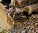   Detailbild der Kratzerfinger der Schotteraushubkette der Plasser & Theurer Bettungsreinigungsmaschine RM 95-800 W der MGW Gleis- und Weichenbau-Gesellschaft mbH & Co.