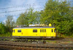   Der Turmtriebwagen DB 701 073-9, ex DB Essen 6218, am 06.05.2017abgesellt beim Bahnhof Kassel-Wilhelmshöhe (aufgenommen aus einem Zug heraus).
