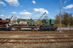 Der Wyhlen 10 t-Schienendrehkran (DB BA 074 mit Dieselmotor), ursprünglich als DB BA 064 mit Handantrieb betrieben, mit Schutzwagen BA 811 (ex DB 30 80 945 5 009-9) am 21.04.2023 im DDM - Deutsches Dampflokomotiv-Museum in Neuenmarkt (aufgenommen aus einem Zug heraus). Dahinter kann man noch den DEMAG Dampfkran / -bagger (selbstfahrend) erkennen.

Dieser Kranwagen 10 t Wyhlen wurde 1947 von der Eisenbau Wyhlen AG in Grenzach-Wyhlen (ex Albert Buss & Co. Wyhlen, heute zur Dürr-Gruppe) unter der Fabriknummer 5896/1 gebaut, das Untergestell ist von der Waggonfabrik Gebr. Lüttgens (Saarbrücken-Burbach). Der an die Deutsche Bundesbahn gelieferte Kran war ursprünglich in der DB BA 064 mit Handantrieb (BA=Bauart) ausgeführt. Erst in den 1960/70ern Jahren wurde er für die Bedienung mit einem Dieselmotor (z.B. von Hatz) nachgerüstet und wurde so in die BA 074 eingeordnet. Er hatte die Fahrzeugnummer DB  30 80 947 0 071-0, ex DB Kar 6609, ex DB Kar 700842. 

Der 10 t Kranwagen von der Eisenbau Wyhlen AG ist die meistgebaute und auch erhaltene Kleinkranbauart.          

TECHNISCHE DATEN:
Bauart: 10 t Kranwagen BA 064 / 074     
Spurweite: 1.435 mm
Länge über Puffer: 6.800 mm (ohne Ausleger)     
Eigengewicht: 47.070 kg (mit Dieselantrieb)
Höchstgeschwindigkeit: 65 km/h 