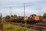 Nun am 10.10.2021 steht die BBL Logistik 13 alias 214 024-2 (92 80 1214 024-2 D-BBL) mit dem Material-, Förder- und Siloeinheiten-Zug der DB Bahnbau im Bahnhof Altenkirchen (Westerwald).
