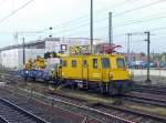   Der Plasser & Theurer Motorturmwagen MTW 10.107/1 (97 99 01 505 17-7) der EUROPTEN (European Trans Energy GmbH, Wien), mit Schutzwagen (Kbs-Wagen) 23 RIV 84 3354 500-5 NL-RP der RailPro, am